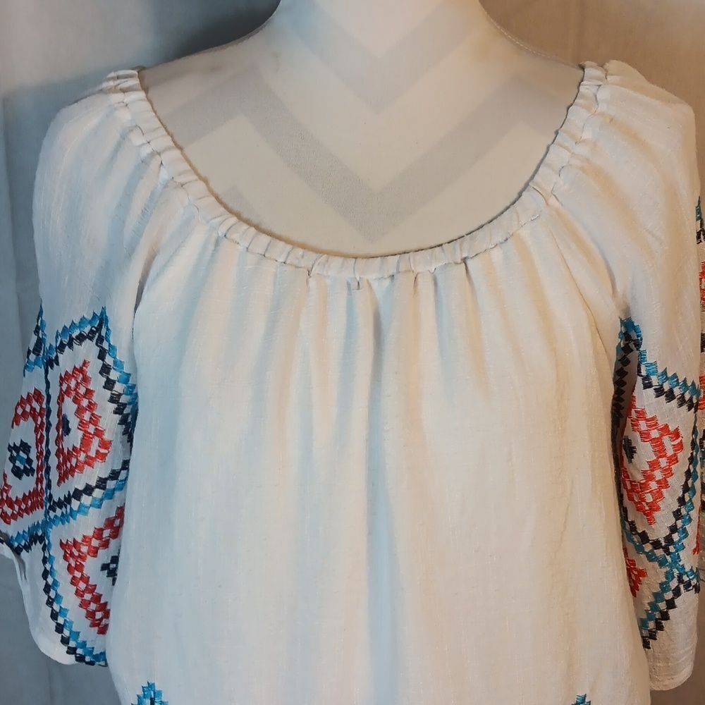 New Direction White Geometric Top - Picture 2 of 7